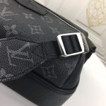 louis-vuitton-outdoor-messenger-b01.png