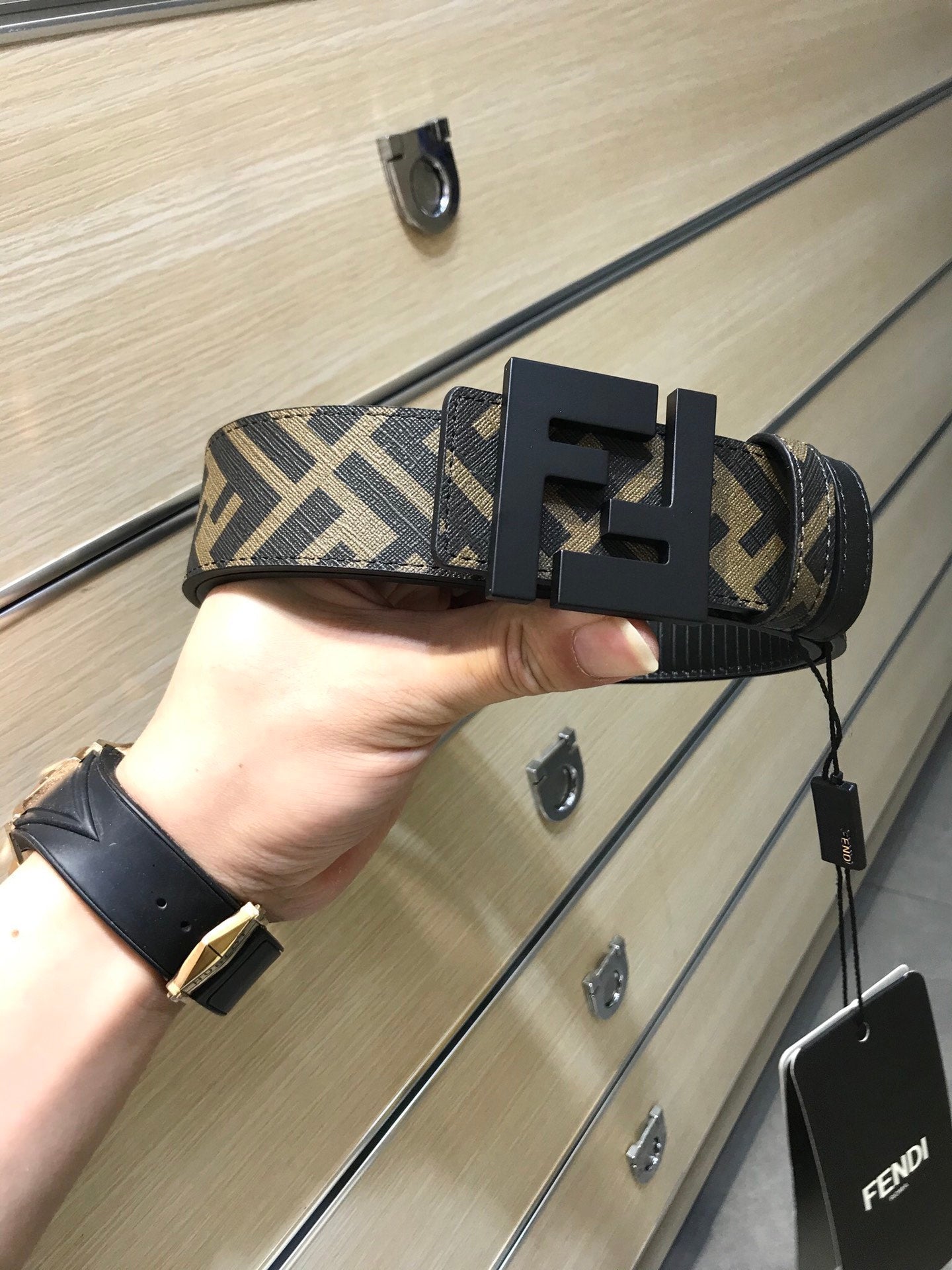 FENDI’S REVERSIBLE FENDI LEATHER BELT BROWN 40MM