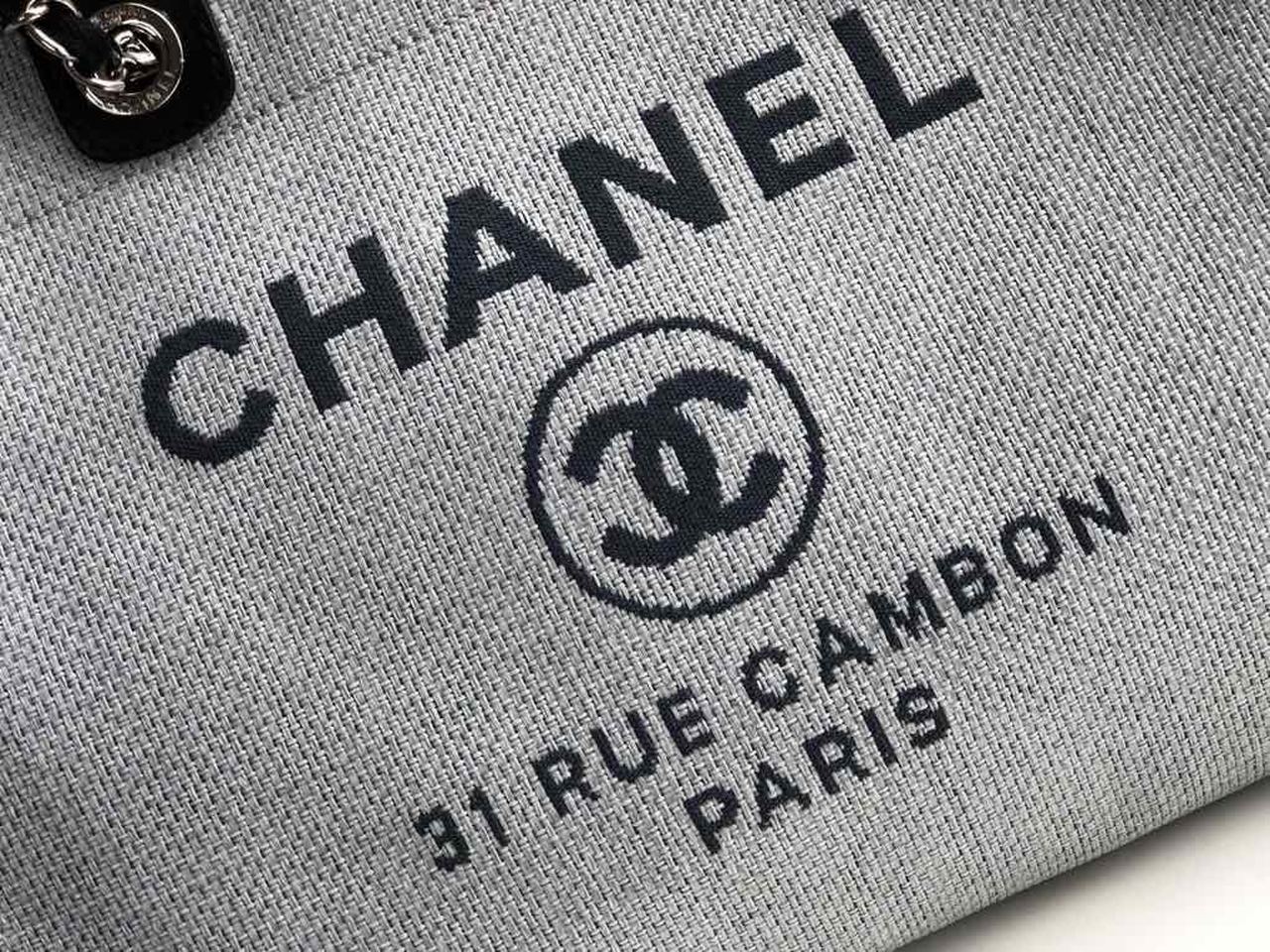 CHANEL’S GRAY DEAUVILLE TOTE