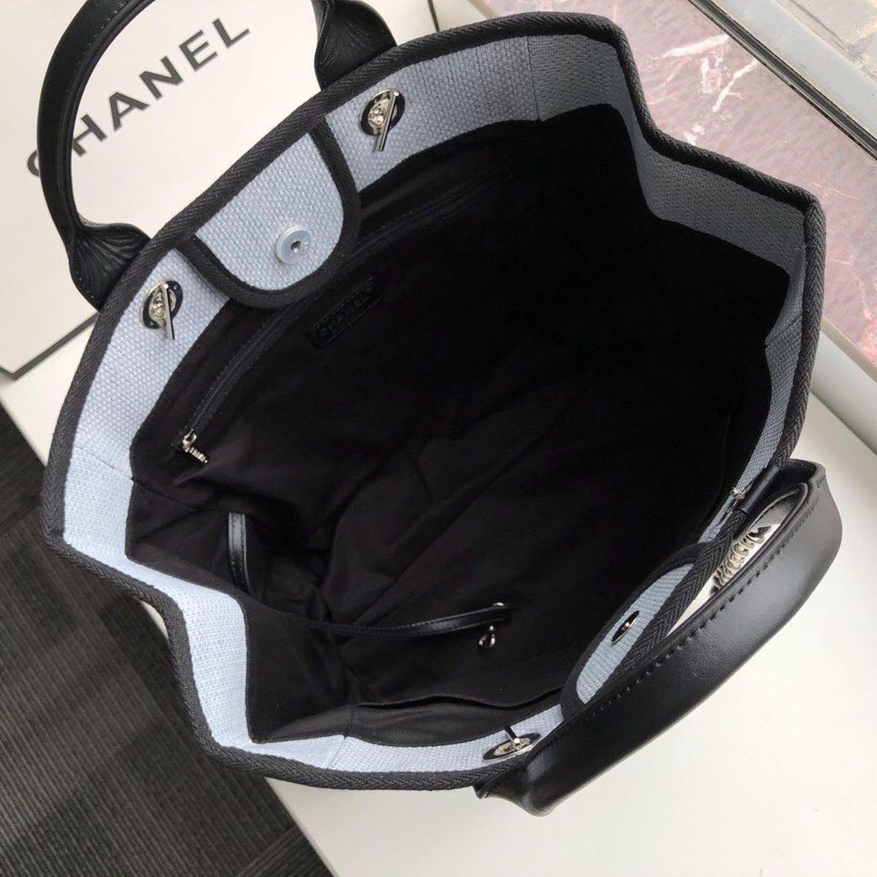 CHANEL’S GRAY DEAUVILLE TOTE