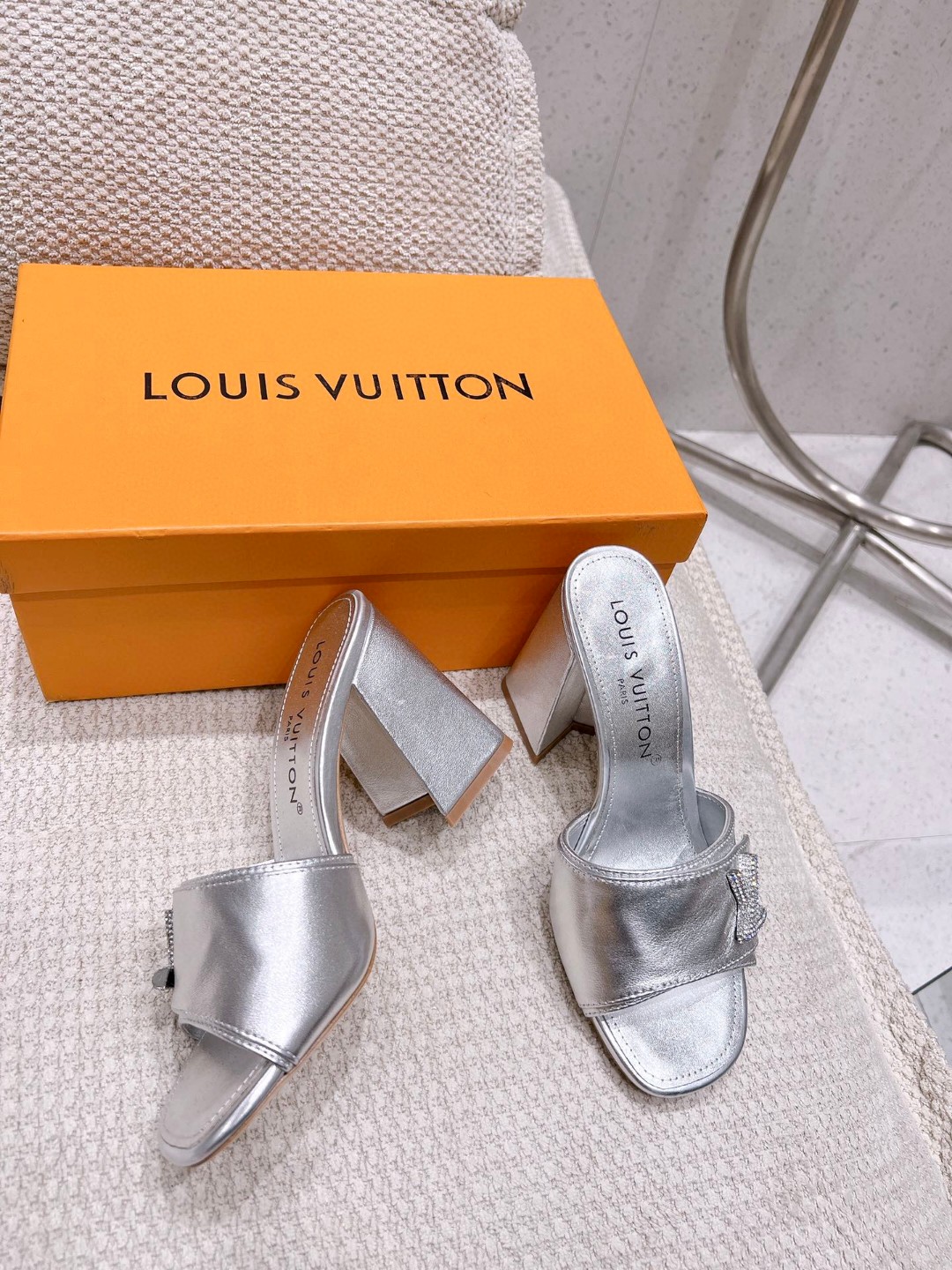 LOUIS VUITTON SHAKE MULE SILVER (1)