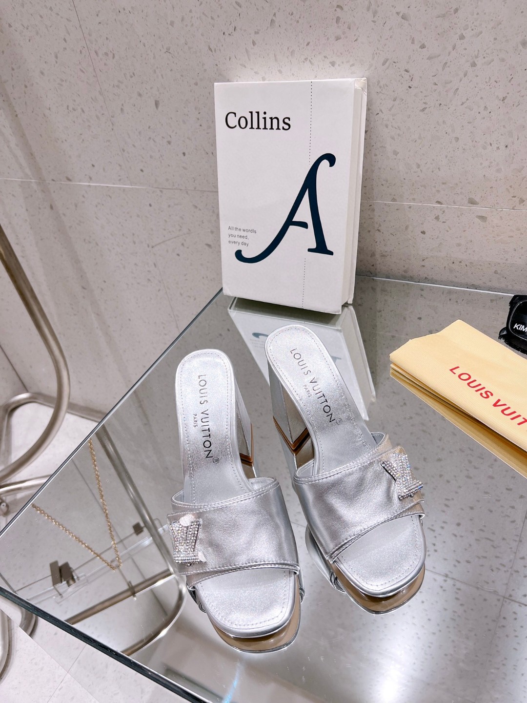 LOUIS VUITTON SHAKE MULE SILVER (1)