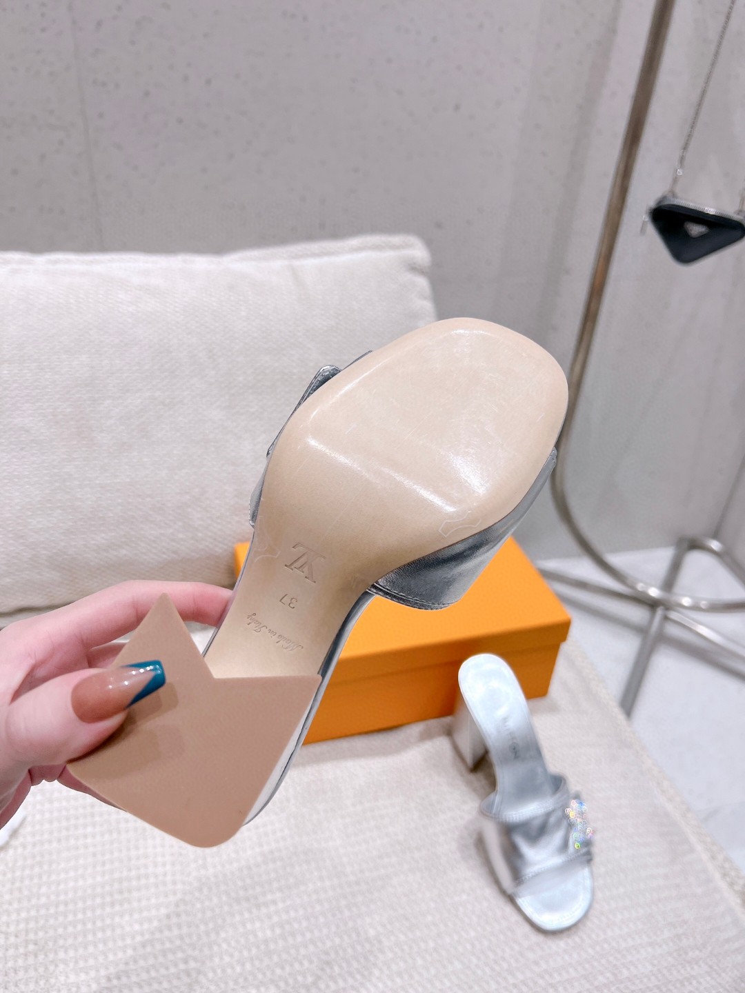 LOUIS VUITTON SHAKE MULE SILVER (1)