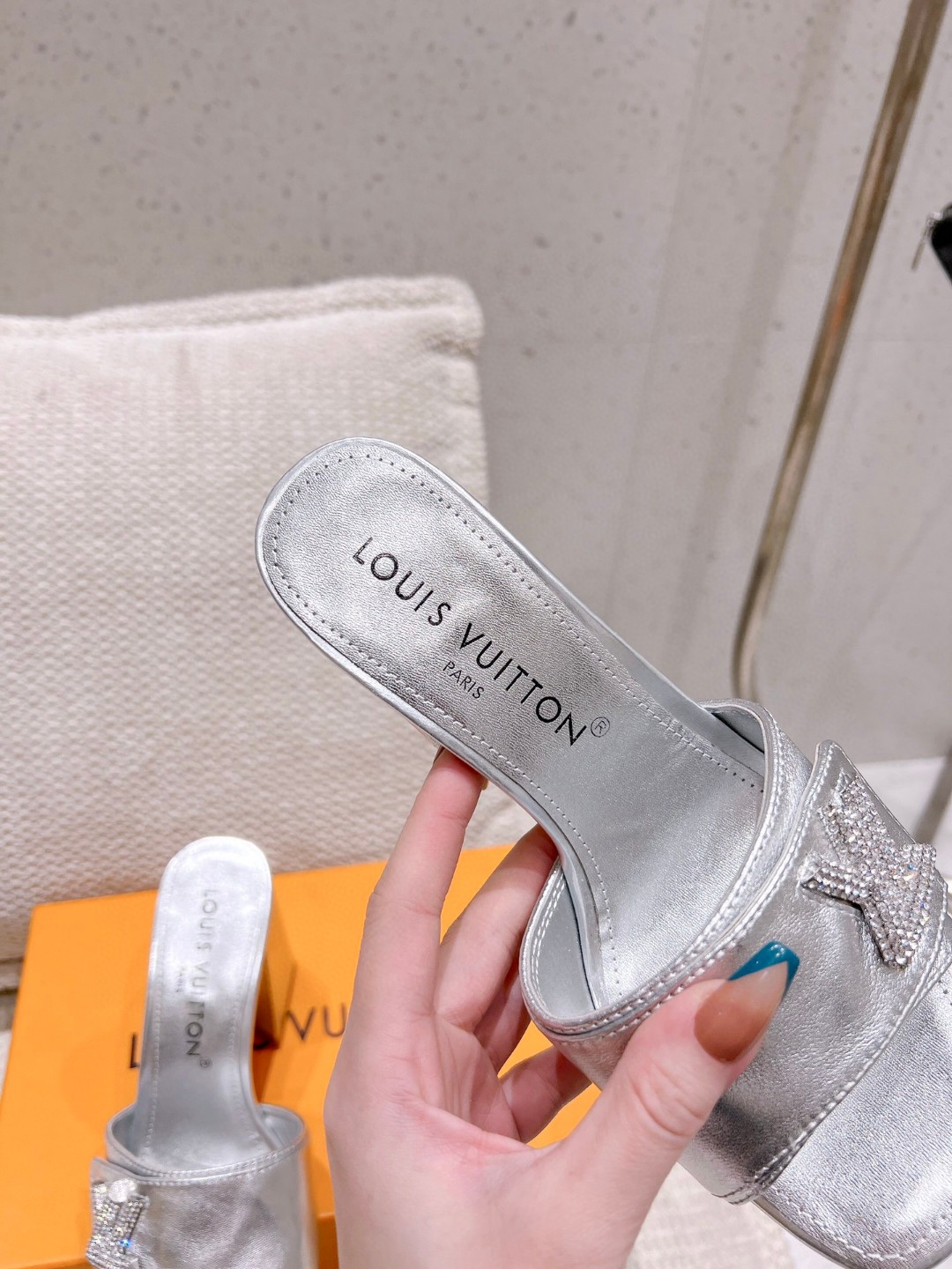 LOUIS VUITTON SHAKE MULE SILVER (1)