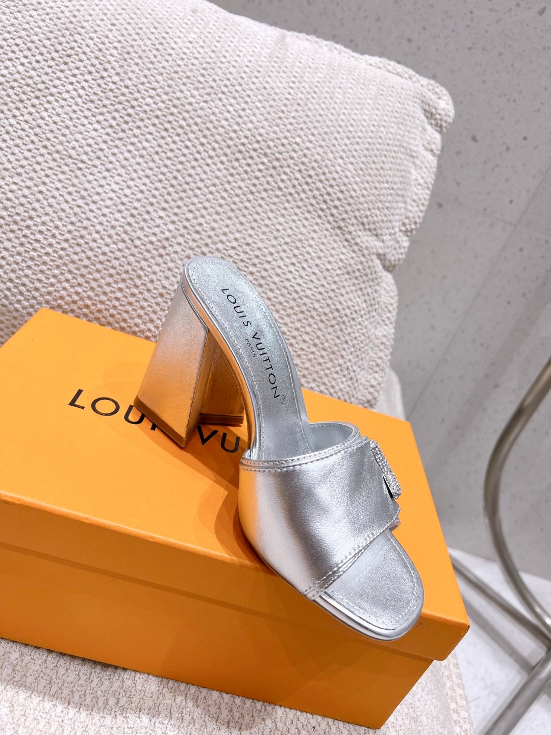 LOUIS VUITTON SHAKE MULE SILVER (1)