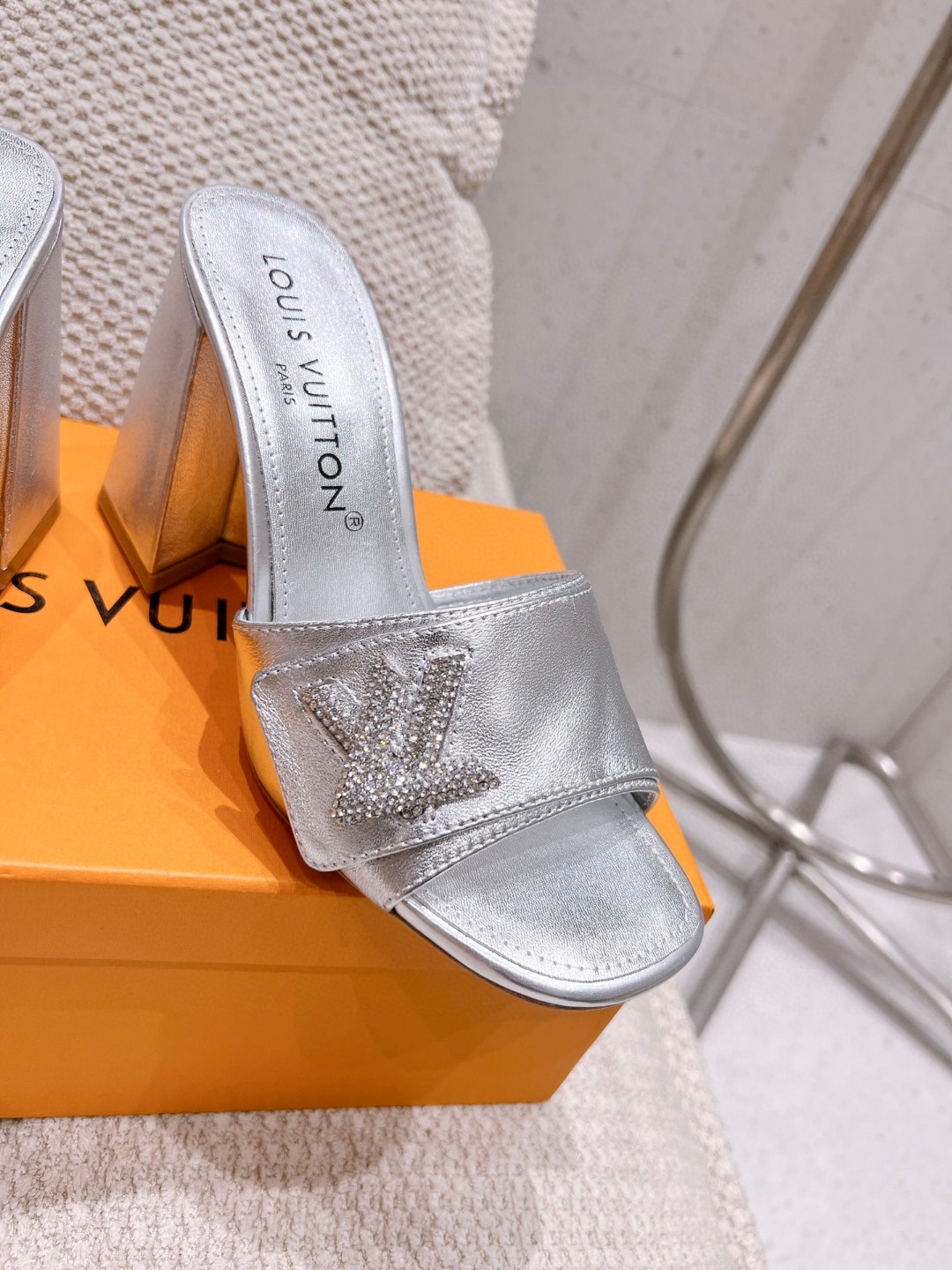 LOUIS VUITTON SHAKE MULE SILVER (1)