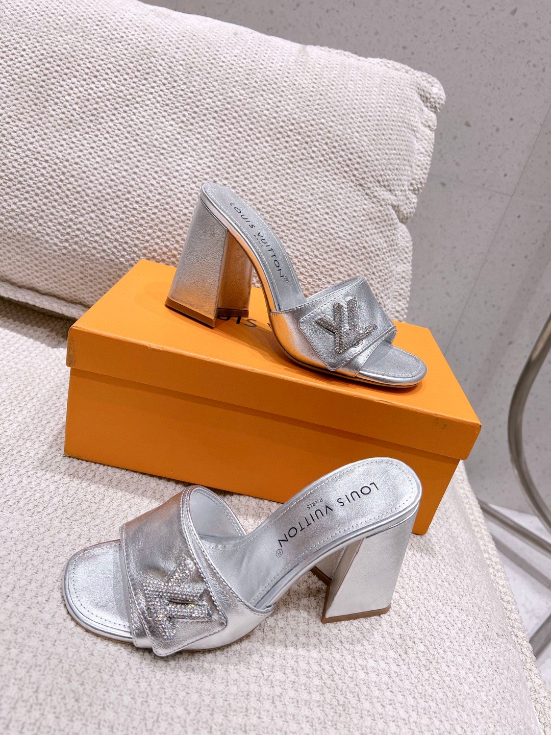 LOUIS VUITTON SHAKE MULE SILVER (1)