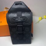 Louis-uitton-Saumur-Slingbag-Monogram-Eclipse-Black-2