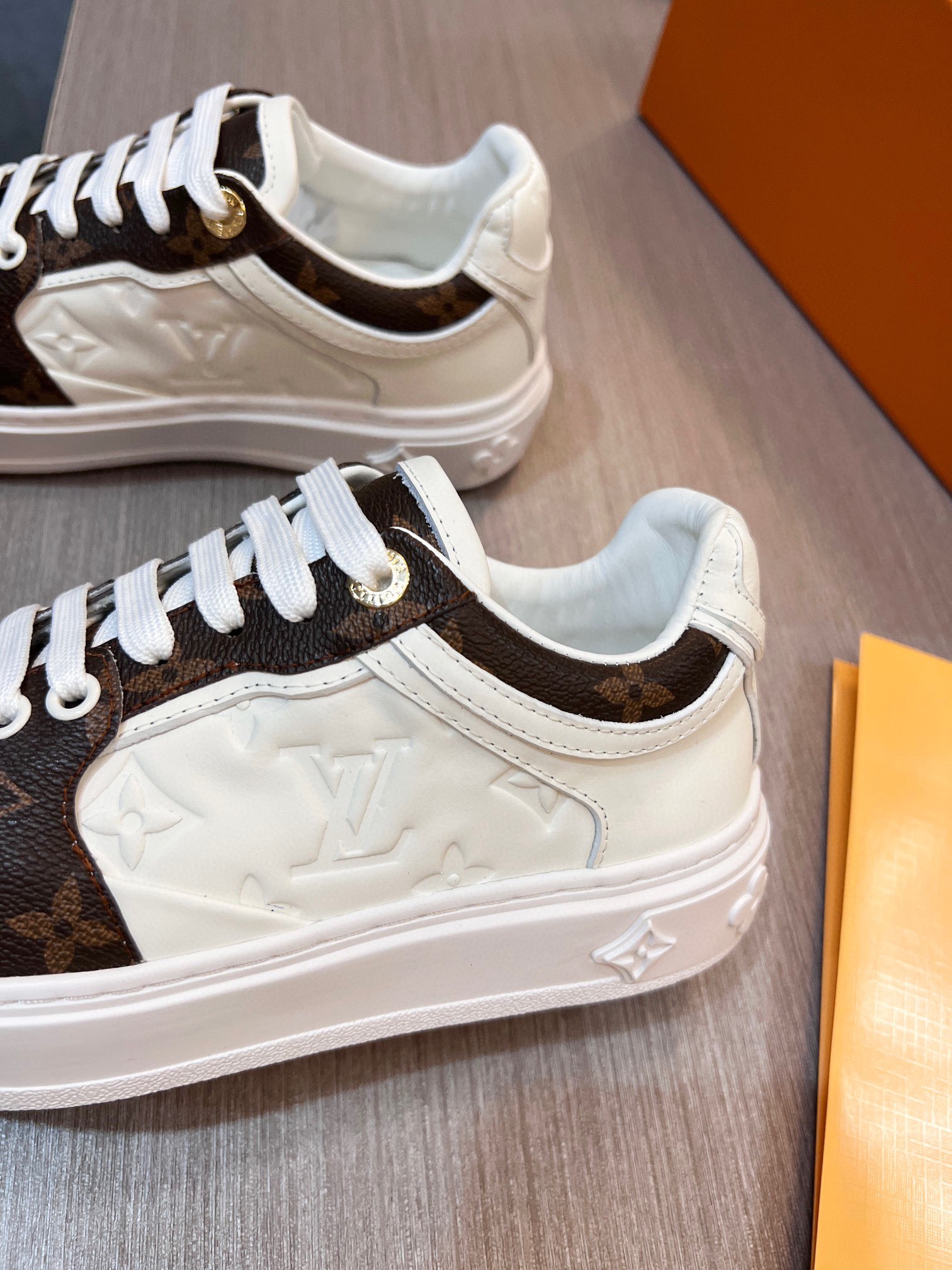 LOUIS VUITTON WOMEN’S BOOMBOX SNEAKER BROWN