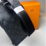 Louis-uitton-Saumur-Slingbag-Monogram-Eclipse-Black-2.jpg