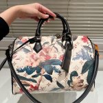 2 leather corners Double zip closure Outside flat pocket with magnetic closure