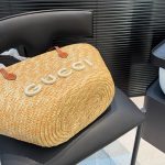 2 leather corners Double zip closure Outside flat pocket with magnetic closure