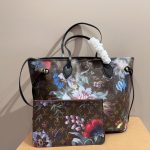 2 leather corners Double zip closure Outside flat pocket with magnetic closure