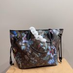 2 leather corners Double zip closure Outside flat pocket with magnetic closure