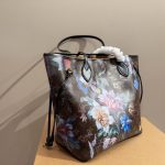 2 leather corners Double zip closure Outside flat pocket with magnetic closure