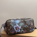 2 leather corners Double zip closure Outside flat pocket with magnetic closure