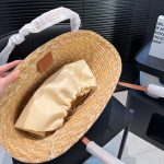 2 leather corners Double zip closure Outside flat pocket with magnetic closure