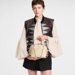 2 leather corners Double zip closure Outside flat pocket with magnetic closure