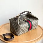 2 leather corners Double zip closure Outside flat pocket with magnetic closure