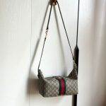 2 leather corners Double zip closure Outside flat pocket with magnetic closure