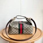 2 leather corners Double zip closure Outside flat pocket with magnetic closure