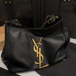 2 leather corners Double zip closure Outside flat pocket with magnetic closure