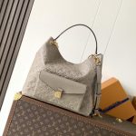 2 leather corners Double zip closure Outside flat pocket with magnetic closure (1)