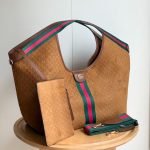 2 leather corners Double zip closure Outside flat pocket with magnetic closure (4)